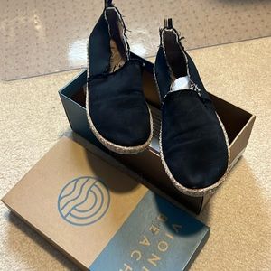 Black vionic beach flat
